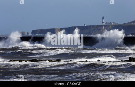 Raue Meere vor dem Souter Lighthouse in Whitburn, im Süden von Tyneside, während die Briten diese Woche aufgrund der arktischen Luft mit kühlen Temperaturen und Schnee konfrontiert sind. Stockfoto