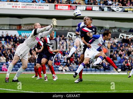 Fußball - FA Barclays Premiership - Blackburn Rovers gegen West Bromich Albion - Ewood Park. Chris Kirkland (l) von West Bromwich Albion (L) taucht aus, um ein Kreuz zu schlagen, während Steven Reid von Blackburn Rovers den Ball angreift Stockfoto