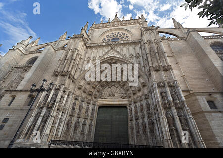 Die Main-Tür oder die Tür Übernahme in die weltweit größte gotische Kathedrale in Sevilla, Spanien Stockfoto