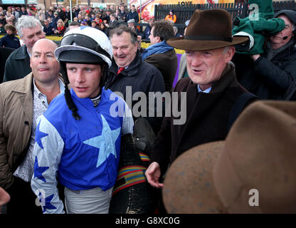 Jockey Paul Townend und Trainer Willie Mullins (rechts) nach dem Gewinn der EMS Copiers Novice Handicap Chase mit Avant Tout am vierten Tag des Punchestown Festivals in Punchestown, Co. Kildare, Irland. Stockfoto