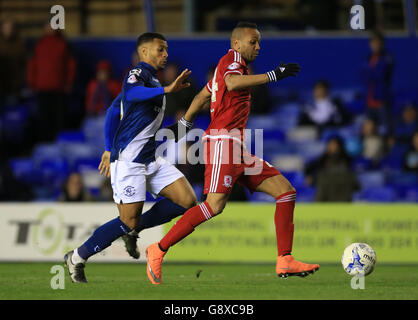 Birmingham City gegen Middlesbrough - Sky Bet Championship - St. Andrew's. David Davis (links) von Birmingham City und Emilio Nsue von Middlesbrough kämpfen um den Ball. Stockfoto