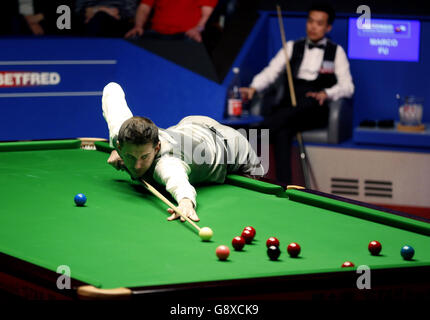 Mark Selby in Aktion am 15. Tag der Betfred Snooker World Championships im Crucible Theatre, Sheffield. Stockfoto