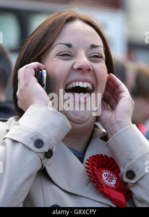 Die schottische Labour-Vorsitzende Kezia Dugdale enthüllt ein neues Plakat auf dem Leith Walk in Edinburgh für das letzte Wahlwochenende vor den schottischen Parlamentswahlen. Stockfoto