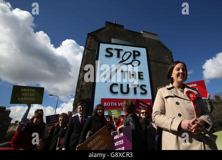 Die schottische Labour-Vorsitzende Kezia Dugdale enthüllt ein neues Plakat auf dem Leith Walk in Edinburgh für das letzte Wahlwochenende vor den schottischen Parlamentswahlen. Stockfoto