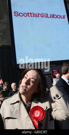 Die schottische Labour-Vorsitzende Kezia Dugdale enthüllt ein neues Plakat auf dem Leith Walk in Edinburgh für das letzte Wahlwochenende vor den schottischen Parlamentswahlen. Stockfoto