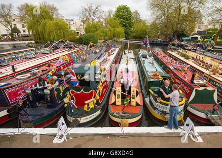 Eine allgemeine Ansicht der Kanalboote während des jährlichen Canalway Cavalcade Festivals der Inland Waterways Association in Little Venice, London, auf dem seit 1983 ein Treffen von geschmückten schmalen Booten stattfindet, die an Wettbewerben und Paraden teilnehmen. Stockfoto