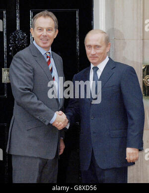 Russlands Präsident Putin wird vom britischen Premierminister Tony Blair begrüßt, als er heute, am Mittwoch, den 5. Oktober 2005, in der Downing Street 10 in London eintrifft, wo sie am zweiten Tag des Präsidentenbesuchs über Terrorismusbekämpfung diskutieren sollen. Siehe PA Story DEFENCE Putin. PRESSEVERBAND FOTO . DAS FOTO SOLLTE FIONA Hanson/PA LAUTEN Stockfoto