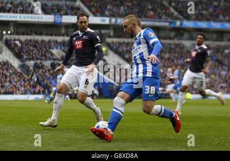 Derby County's Richard Keogh (links) und Brighton und Hove Albion's Jiri Skalak kämpfen um den Ball während des Sky Bet Championship Spiels im AMEX Stadium, Brighton. Stockfoto