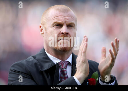 Burnley-Manager Sean Dyche applaudiert den Fans vor dem Sky Bet Championship-Spiel in Turf Moor, Burnley. Stockfoto