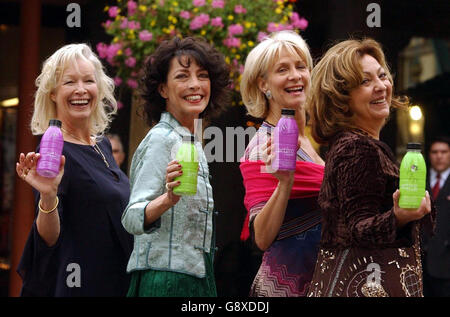 Mitglieder der 70er Tanzgruppe Pan's People (L to R) Babs Powell, Louise Clarke, Dee Dee Wilde und Ruth Pearson posieren für Fotos, um am Mittwoch, den 5. Oktober 2005, den comPlan Active Drink im Londoner Covent Garden zu starten. Das Getränk „Hypotonic Energy“ wird am „jüngeren Ende des über 50-er Marktes“ vermarktet. Siehe PA Story SHOWBIZ PansPeople. DRÜCKEN SIE VERBANDSFOTO. Bildnachweis sollte lauten: Chris Young/PA Stockfoto