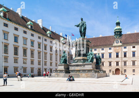 Hofburg Palace court mit Menschen und Monument Statue von Kaiser Francis I, In der Burg, Wien, Österreich Stockfoto