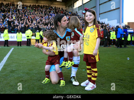 Burnley gegen Queens Park Rangers - Sky Bet Championship - Turf Moor. George Boyd von Burnley feiert die Beförderung nach dem Spiel der Sky Bet Championship in Turf Moor, Burnley. Stockfoto