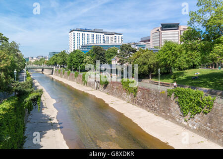 Wienfluss und Menschen auf der Terrasse des Restaurants Steirereck im Stadtpark, Stadtpark in Wien, Österreich Stockfoto