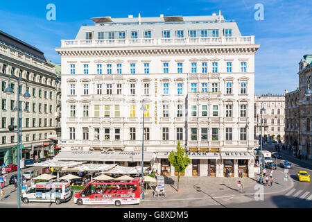 Albertina-Platz mit Hotel Sacher, Touristenbus, Menschen und Verkehr in der Innenstadt von Wien, Österreich Stockfoto