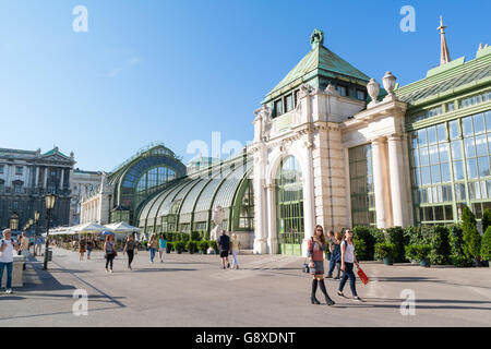 Passanten vor Palmenhaus im Burggarten Gärten in der Innenstadt von Wien, Österreich Stockfoto