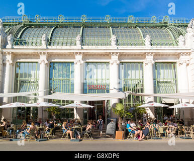 Außenterrasse des Palmenhaus Café mit Menschen im Burggarten Gärten in der Innenstadt von Wien, Österreich Stockfoto