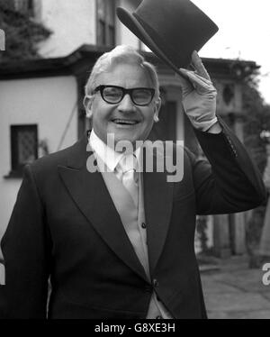 Der Komiker Ronnie Barker verließ sein Haus in Pinner auf dem Weg zum Buckingham Palace, um an der Investitur teilzunehmen und von Königin Elizabeth II. Die Insignien von OBE zu erhalten. Stockfoto