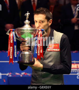 Mark Selby feiert mit der Trophäe, nachdem er Ding Junhui im Finale der Betfred Snooker World Championships im Crucible Theatre in Sheffield besiegt hat. Stockfoto