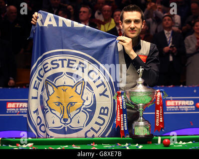 Mark Selby feiert mit der Trophäe, nachdem er Ding Junhui im Finale der Betfred Snooker World Championships im Crucible Theatre in Sheffield besiegt hat. Stockfoto