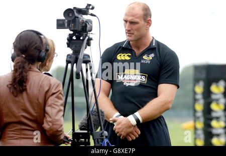 Lawrence Dallaglio, der Spieler von London Wasps, spricht mit den Medien während einer Pressekonferenz auf dem Wesps Training Gound, London, am 5. Oktober 2005. Dallaglio wird diesen Freitag mit Wespen wieder aktiv werden, nachdem er seinen Knöchel gebrochen hat. Der ehemalige England-Kapitän wurde beim ersten Spiel der Lions-Tour in diesem Sommer verletzt.PRESSEVERBAND Foto. Der Bildnachweis sollte lauten: Sean Dempsey/PA. Stockfoto