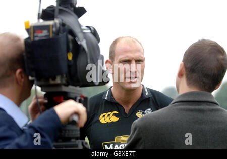 Lawrence Dallaglio, der Spieler von London Wasps, spricht mit den Medien während einer Pressekonferenz auf dem Wesps Training Gound, London, am 5. Oktober 2005. Dallaglio wird diesen Freitag mit Wespen wieder aktiv werden, nachdem er seinen Knöchel gebrochen hat. Der ehemalige England-Kapitän wurde beim ersten Spiel der Lions-Tour in diesem Sommer verletzt.PRESSEVERBAND Foto. Der Bildnachweis sollte lauten: Sean Dempsey/PA. Stockfoto