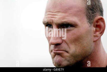 Lawrence Dallaglio, der Spieler von London Wasps, spricht mit den Medien während einer Pressekonferenz auf dem Wesps Training Gound, London, am 5. Oktober 2005. Dallaglio wird diesen Freitag mit Wespen wieder aktiv werden, nachdem er seinen Knöchel gebrochen hat. Der ehemalige England-Kapitän wurde beim ersten Spiel der Lions-Tour in diesem Sommer verletzt.PRESSEVERBAND Foto. Der Bildnachweis sollte lauten: Sean Dempsey/PA. Stockfoto