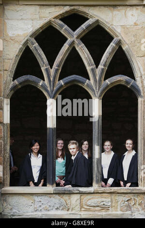 Studenten kommen am Mittwoch, den 5. Oktober 2005 in der Kathedrale von Durham an, als das St. Mary's College für Mädchen zum ersten Mal seit 106 Jahren seine Türen für Jungen öffnete. Das College hat 92 Jungen erlaubt, 40% der neuen Aufnahme von 224 Studenten im ersten Jahr zu bilden. Achten Sie auf PA Story EDUCATION Durham. DRÜCKEN SIE VERBANDSFOTO. BILDNACHWEIS SOLLTE LAUTEN: Owen Humphreys/PA Stockfoto