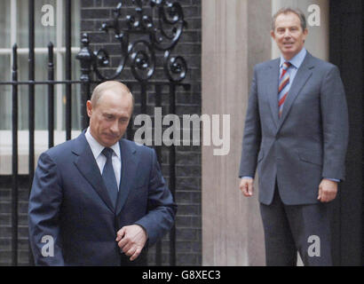 Der britische Premierminister Tony Blair sieht zu, wie der russische Präsident Wladimir Putin die Downing Street nach ihrem heutigen Treffen am Mittwoch, den 5. Oktober 2005 verlässt. Siehe PA Story DEFENCE Putin. Drücken Sie Verbandsfoto. Bildnachweis sollte Stephan Rousseau/PA lauten Stockfoto