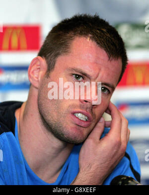 Englands Jamie Carragher spricht mit den Medien während einer Pressekonferenz in Old Trafford, Manchester, am Mittwoch, 5. Oktober 2005. England spielt am Samstag im Qualifikationsspiel der Weltmeisterschaft Österreich. DRÜCKEN SIE VERBANDSFOTO. Bildnachweis sollte lauten: Martin Rickett/PA. Stockfoto