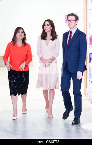 Die Herzogin von Cambridge steht mit dem Direktor der National Portrait Gallery Nicholas Cullinan und Chefredakteurin der britischen Ausgabe der Vogue, Alexandra Shulman, bei einem Besuch in der National Portrait Gallery in London, um die Vogue 100 zu sehen: Eine Century of Style-Ausstellung und zwei fotografische Porträts von sich selbst, die als Teil einer breiteren Verbreitung in der Jubiläumsausgabe der britischen Vogue im Juni aufgenommen wurden. Stockfoto