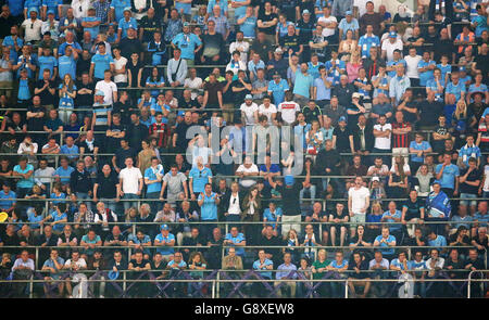 Manchester City Fans auf den Tribünen während des UEFA Champions League Halbfinales, Second Leg Match im Santiago Bernabeu, Madrid. Stockfoto