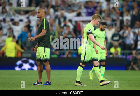 Vincent Kompany (links) und Kevin De Bruyne von Manchester City sehen beim letzten Pfiff nach dem UEFA Champions League Halbfinale, Second Leg Spiel im Santiago Bernabeu, Madrid, depriziert aus. Stockfoto