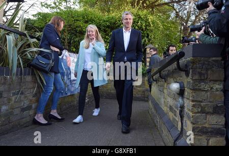 Der konservative Londoner Bürgermeister Zac Goldsmith kommt mit seiner Frau Alice, um seine Stimme bei den Londoner Bürgermeisterwahlen in der Kitson Hall in Barnes abzugeben. Stockfoto