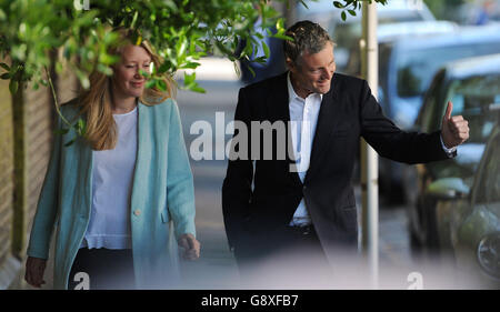 Der konservative Londoner Bürgermeister Zac Goldsmith kommt mit seiner Frau Alice, um seine Stimme bei den Londoner Bürgermeisterwahlen in der Kitson Hall in Barnes abzugeben. Stockfoto