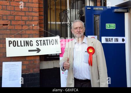 Labour-Parteivorsitzender Jeremy Corbyn kommt, um seine Stimme in einem Wahllokal in Islington im Norden Londons abzugeben. Stockfoto