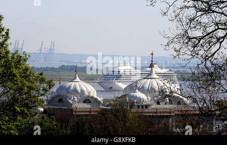 Die Viking Sea Kreuzfahrtschiff geht der Sikh-Tempel in Gravesend, Kent, auf ihrem Weg nach oben der Themse nach Greenwich vor ihrer offiziellen Namensgebung Zeremonie heute Abend. Stockfoto