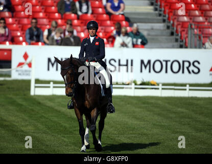 Izzy Taylor mit KBIS Briarlands Matilda tritt am zweiten Tag der 2016 Mitsubishi Motors Badminton Horse Trials in der Dressurphase an. Stockfoto