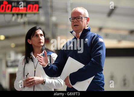 Der GB-Chefkoch des Teams, Mark England (rechts), und Alex Newton, der britische Fechten-Leistungsdirektor, während der Bekanntgabe des olympischen Fechtteams im britischen Fechten Elite Training Center, London Stockfoto