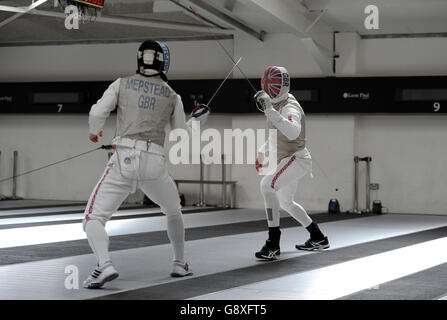 Die Briten James Davis (rechts) und Marcus Mepstead spriegen während der Ankündigung des Fechtteams im britischen Fechtsport Elite Training Center, London Stockfoto