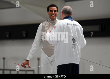 Der britische James Davis (links) chattet mit dem britischen Fechtchef Andrey Klyushin während der Ankündigung des Fechtteams im britischen Fechtsport Elite Training Center in London Stockfoto