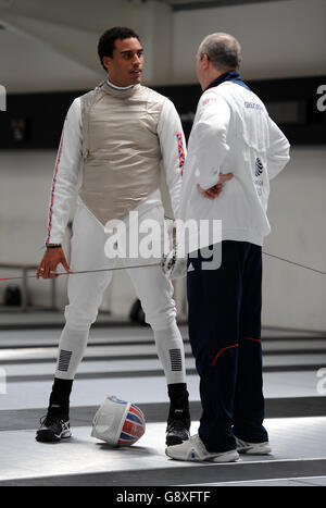 Der britische James Davis (links) chattet mit dem britischen Fechtchef Andrey Klyushin während der Ankündigung des Fechtteams im britischen Fechtsport Elite Training Center in London Stockfoto