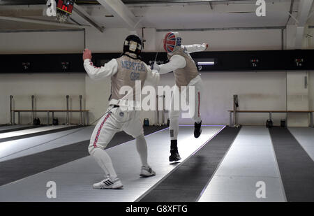 Die Briten James Davis und Marcus Mepstead (links) spriessen während der Ankündigung des Fechtteams im britischen Fechtsport Elite Training Center, London Stockfoto