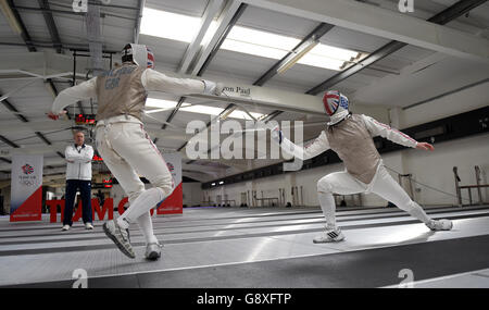 Die Briten Laurence Halsted und Marcus Mepstead (rechts) während der Ankündigung des Fechtteams im britischen Fechtsport Elite Training Center, London Stockfoto