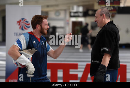 Die britische Laurence Halsted (links) chattet mit dem britischen Fechtchef Andrey Klyushin während der Ankündigung des Fechtteams im britischen Fechtsport Elite Training Center in London Stockfoto