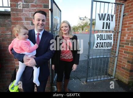 Der SDLP-Führer Colum Eastwood trifft mit seiner Frau Rachel und seiner Tochter Rosa ein, um seine Stimme an der Model Primary School in Londonderry abzugeben, als die Wahlen in der nordirischen Versammlung eröffnet werden. Stockfoto