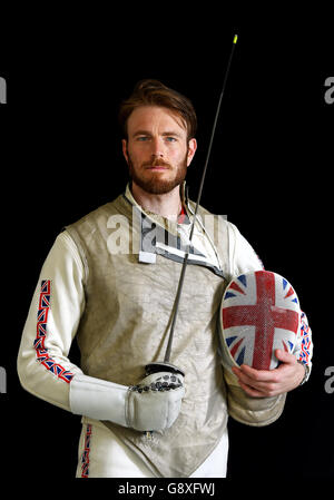 Die britische Laurence Halsted posiert für ein Foto während der Ankündigung des Fechtteams im britischen Fechtsport Elite Training Center in London Stockfoto