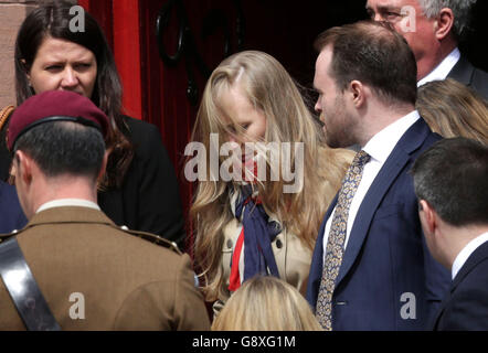 Gaby Schönberger (Mitte), die Partnerin von Captain David Seath, verlässt seine Beerdigung in der St. Margaret's RC Memorial Church in Dunfermline, Schottland. Captain Seath, ein Kommandant des Feuerwehrteams im Jahr 29 Commando Regiment Royal Artillery, starb nach dem Zusammenbruch während des London Marathon. Stockfoto