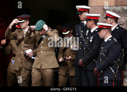 Militärkollegen bei der Beerdigung von Kapitän David Seath in der St. Margaret's RC Memorial Church in Dunfermline, Schottland, einem Kommandanten des Feuerwehr-Teams im Jahr 29 Commando Regiment Royal Artillery, der nach dem Zusammenbruch während des London-Marathons starb. Stockfoto