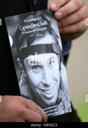 Ein Dienstbefehl bei der Beerdigung von Kapitän David Seath, einem Kommandanten des Feuerwehrteams im 29 Commando Regiment Royal Artillery, der nach einem Zusammenbruch während des London-Marathons in der St. Margaret's RC Memorial Church in Dunfermline, Schottland, starb. Stockfoto