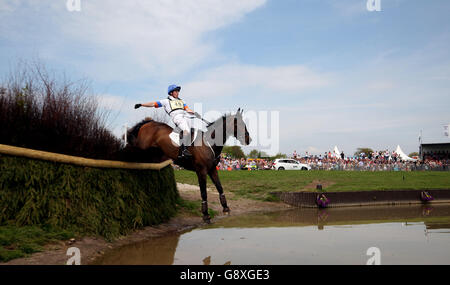 Francis Whittington fährt hastig Imp springt in der Cross-Country-Phase am vierten Tag der 2016 Mitsubishi Motors Badminton Horse Trials einen Zaun. Stockfoto